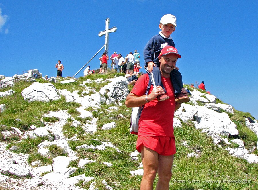 alben16ag08 102.jpg - Cristian, tre anni, ora in spalle, ma ha già camminato tanto